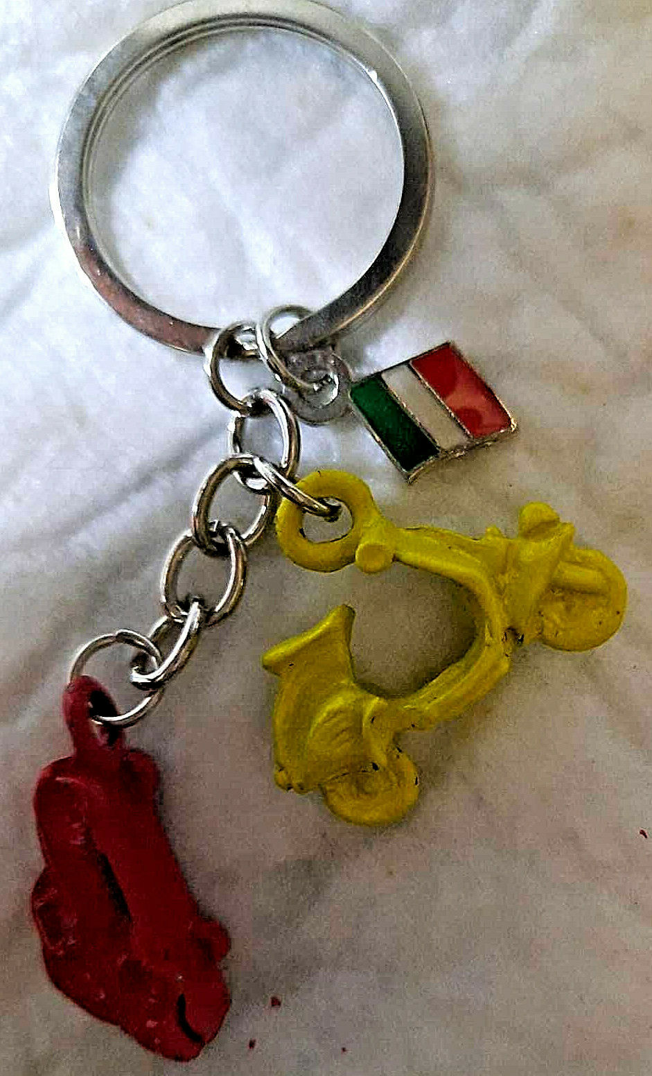 Souvenir Key Chain Italia Italy Flag With Piaggio Yellow Vespa Red Fiat 500